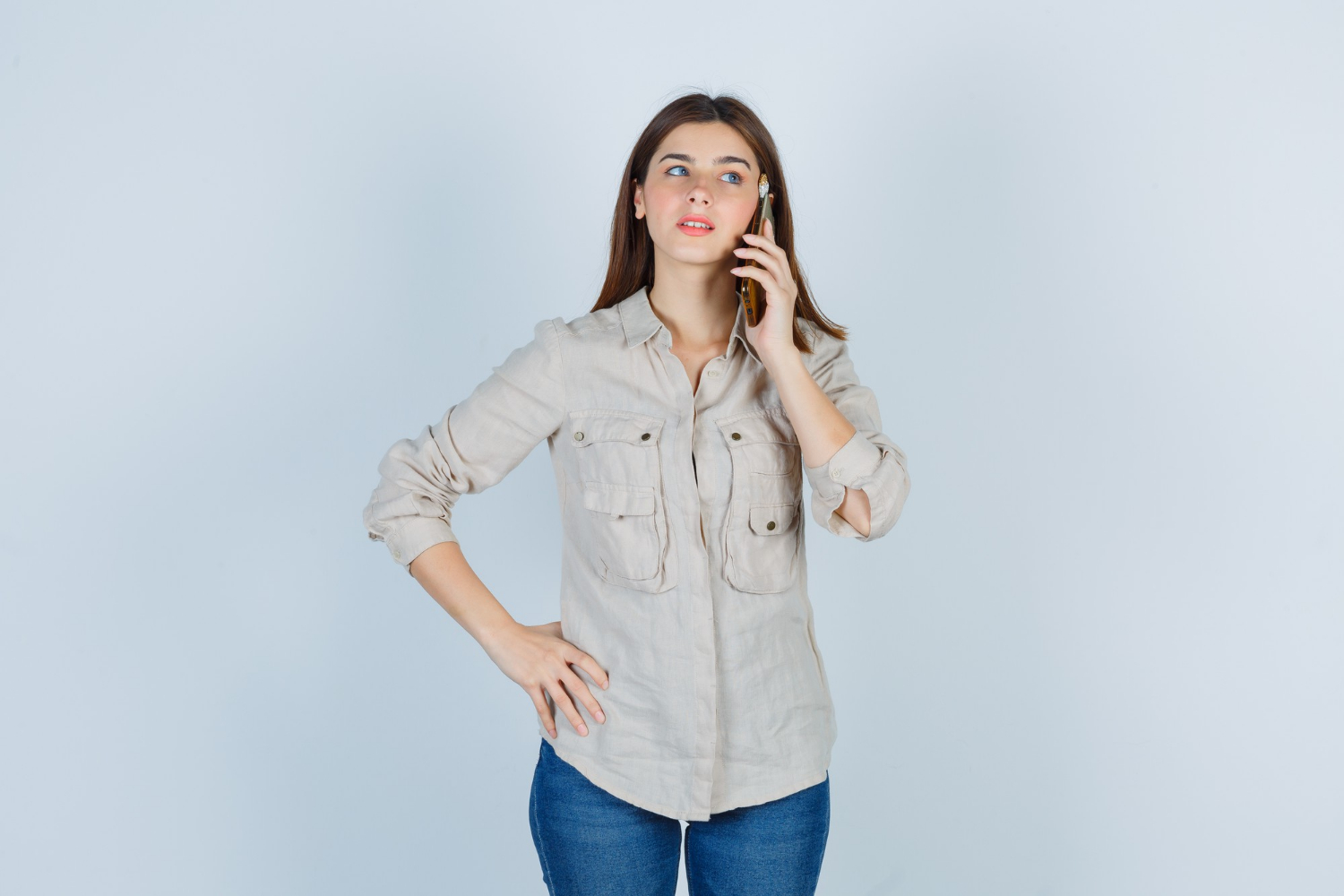 Una mujer sonriente hablando por teléfono | Fuente: Freepik