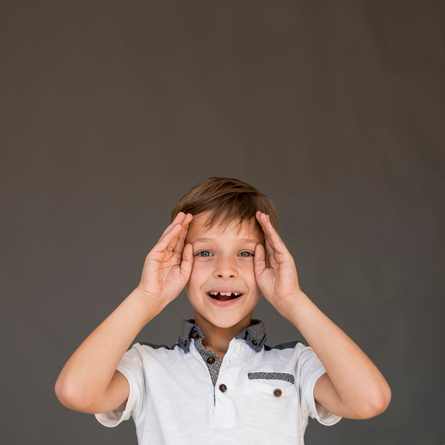 Un niño emocionado | Fuente: Freepik
