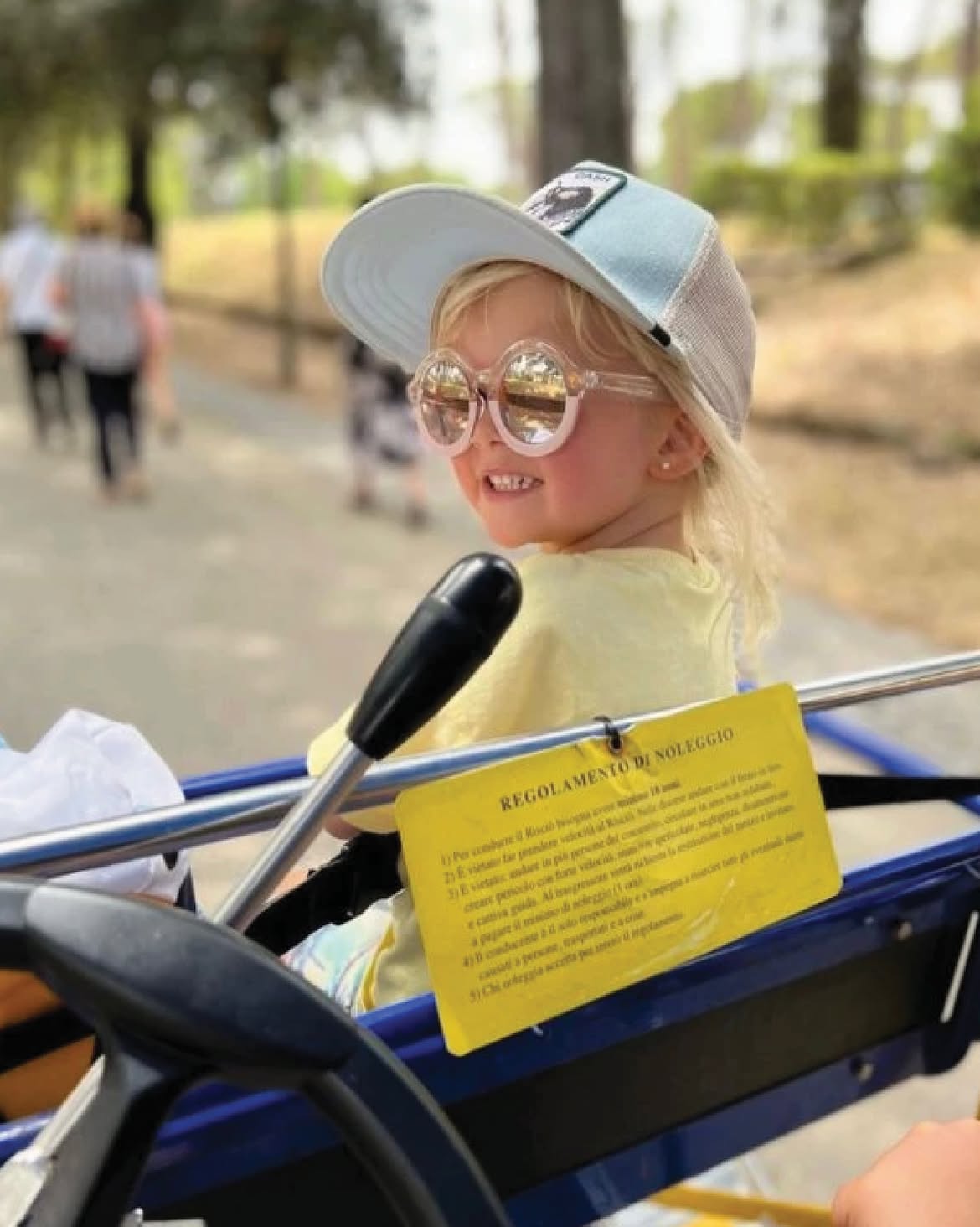 Vida manejando un cochecito infantil en un parque con gafas de sol circulares y gorra celeste | Fuente: Instagram/luisanalopilato