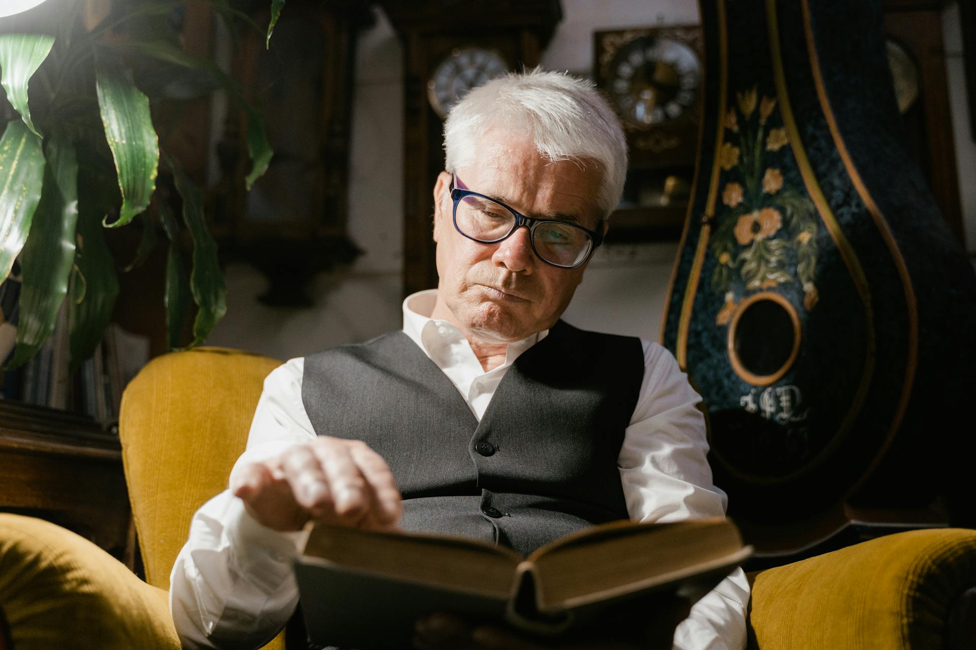 Un hombre leyendo en un sillón | Fuente: Pexels