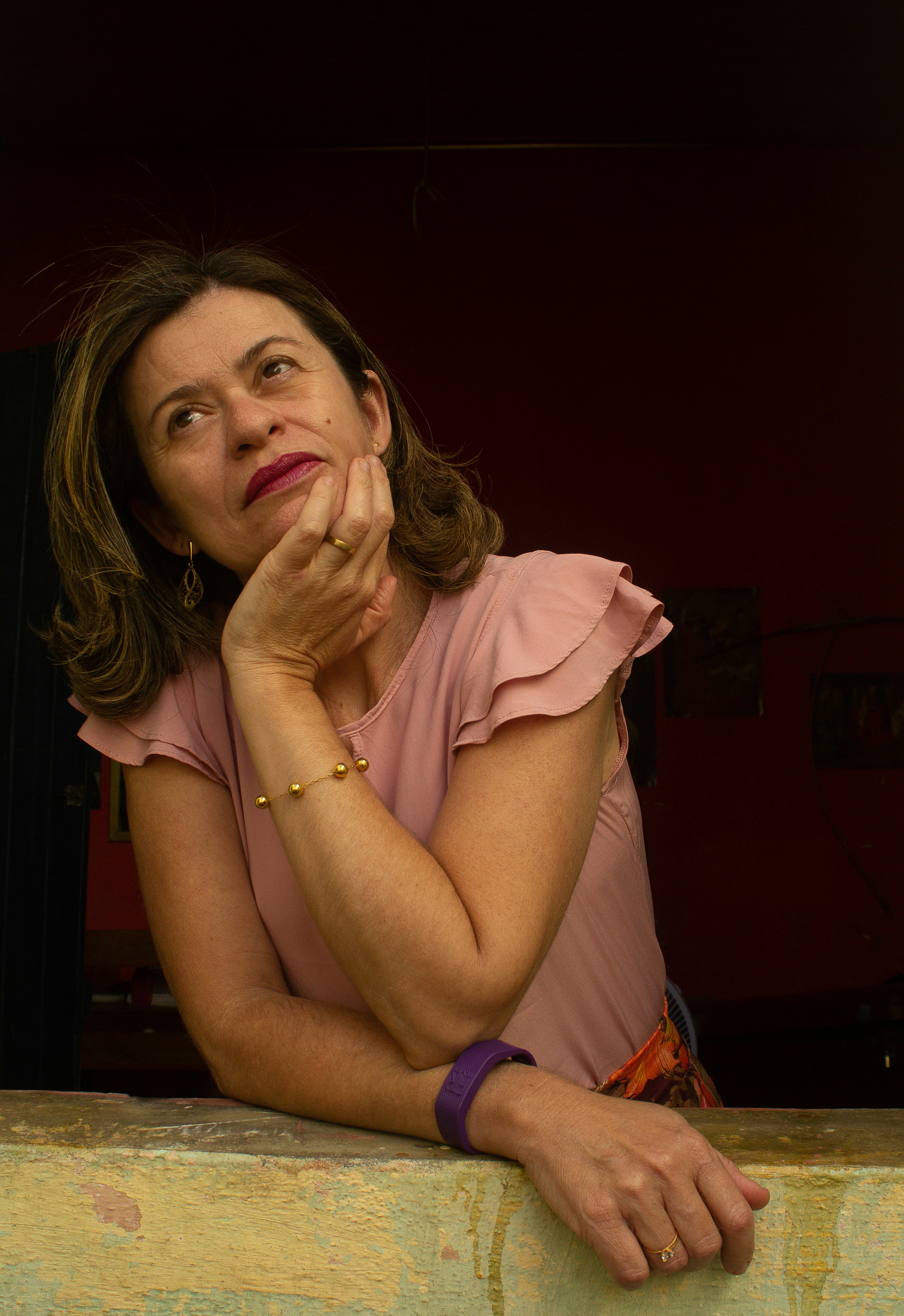 Una mujer frunce el ceño mientras piensa | Fuente: Unsplash