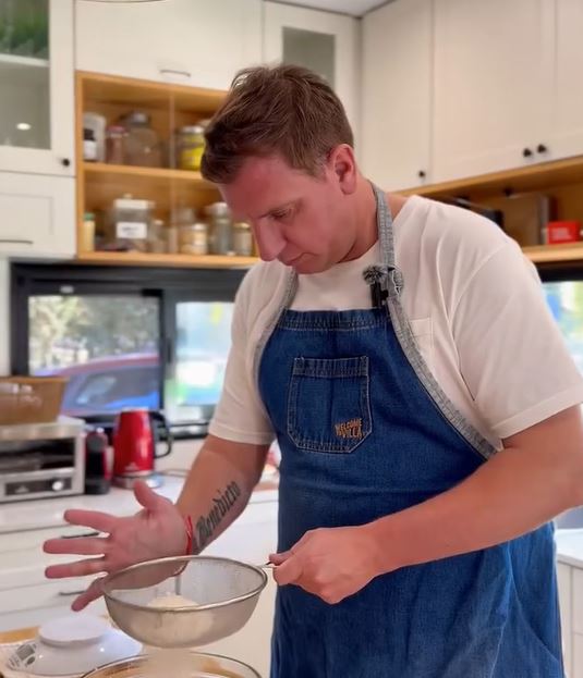 Maxi López tamiza harina | Fuente: Instagram/officialmaxilopez