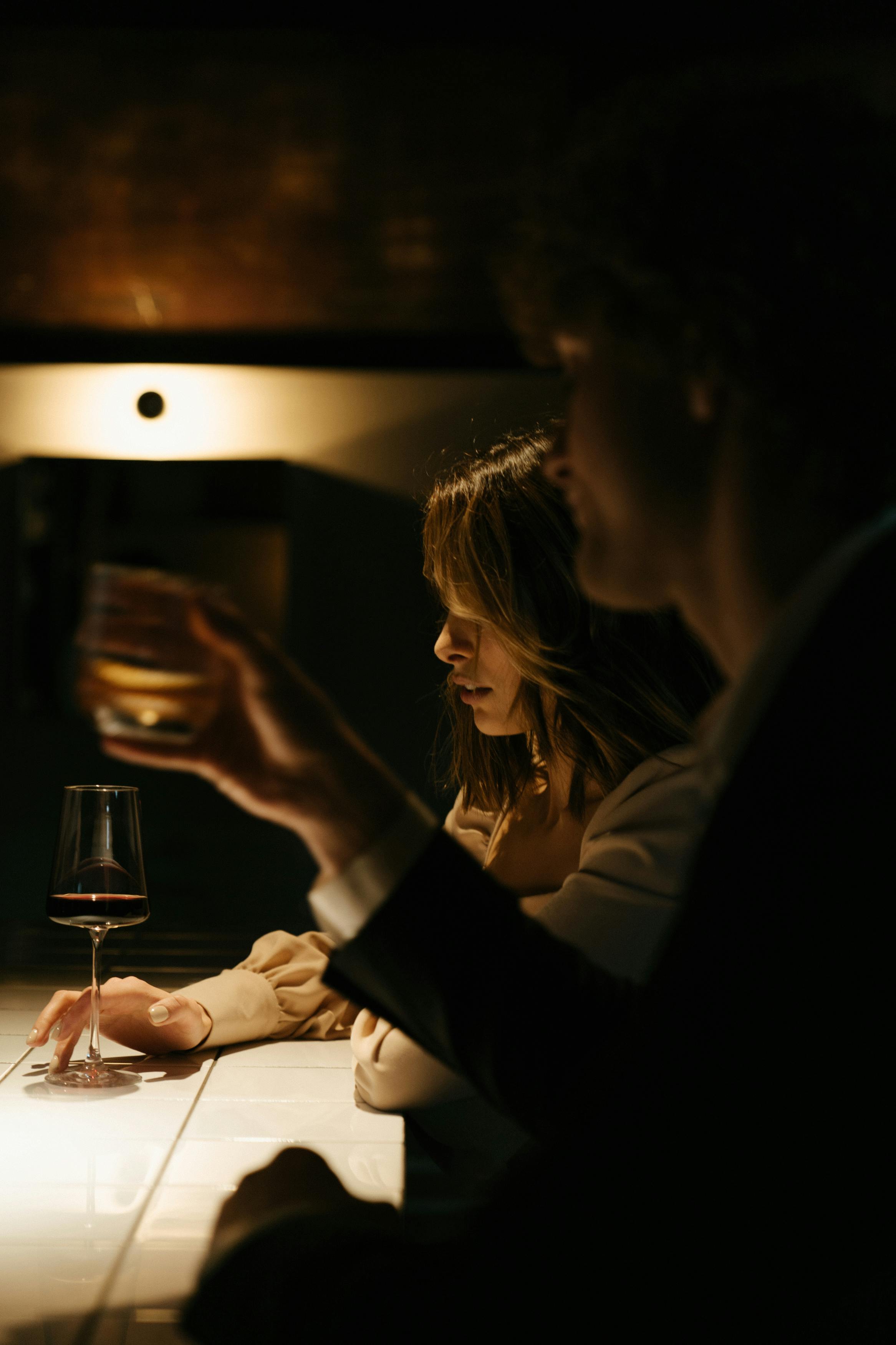 Una pareja sentada en un restaurante | Fuente: Pexels
