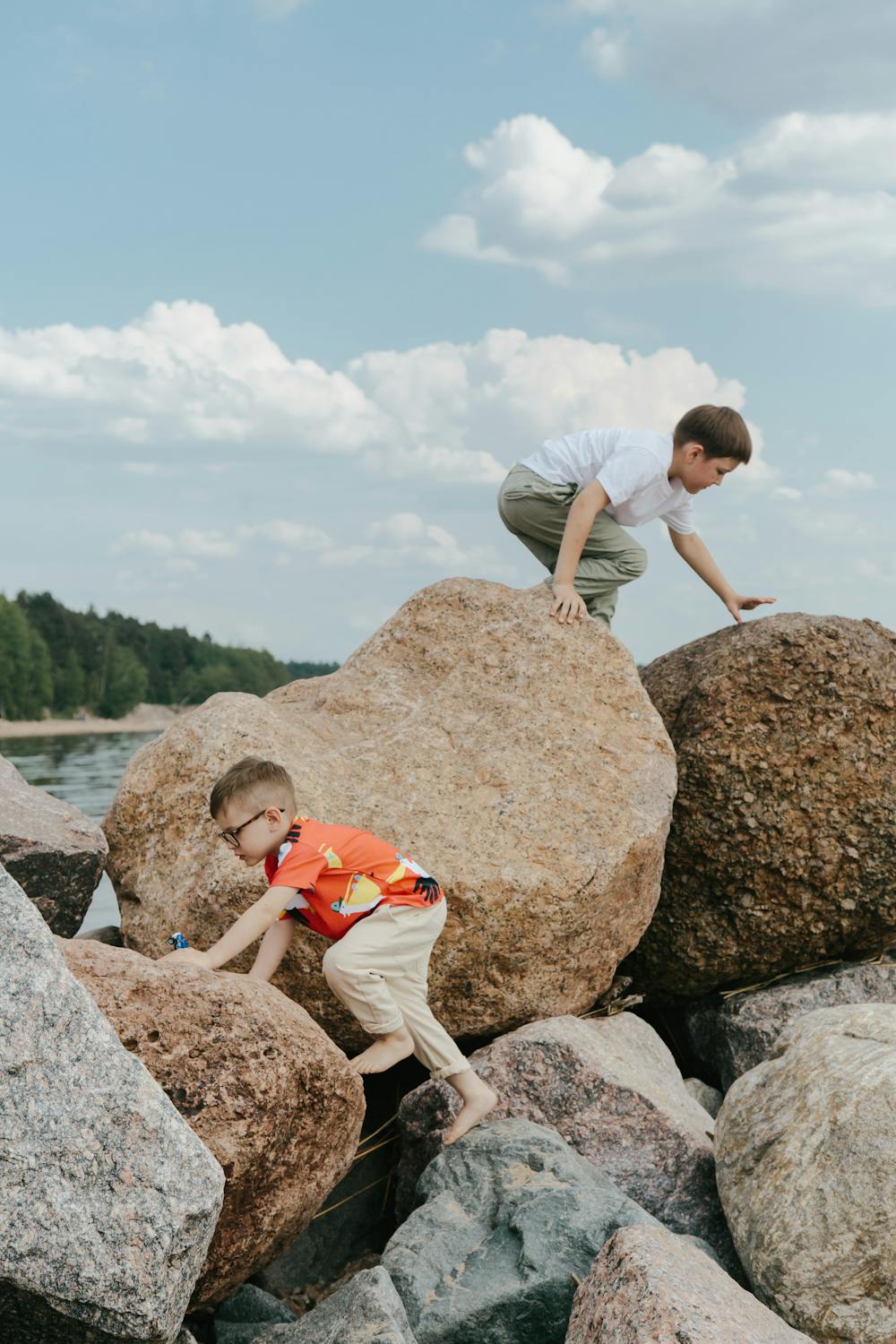 Dos niños jugando | Fuente: Pexels