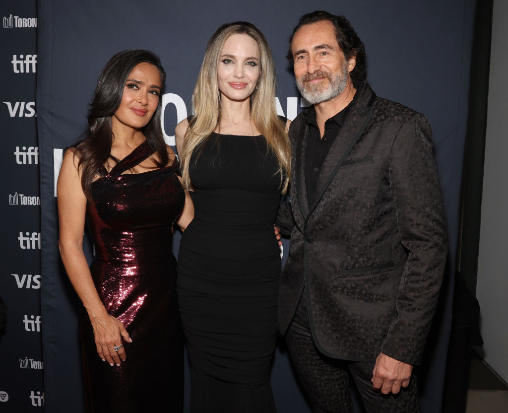 Salma Hayek Pinault, Angelina Jolie y Demián Bichir asisten al estreno de "Without Blood" durante el Festival Internacional de Cine de Toronto 2024 en el TIFF Lightbox, el 8 de septiembre de 2024 en Toronto, Ontario. | Foto: Getty Images