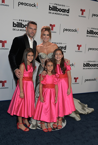 Martín Fuentes, Jacqueline Bracamontes y sus hijas asisten a los Premios Billboard de la Música Latina 2023 en el Watsco Center el 5 de octubre de 2023 en Coral Gables, Florida | Fuente: Getty Images