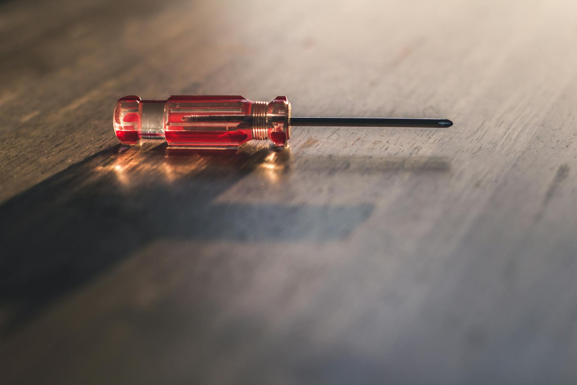 Un destornillador sobre una superficie de madera | Fuente: Pexels
