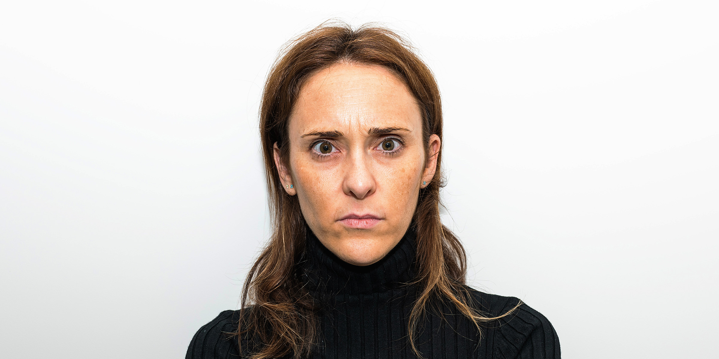 Una mujer mirando al frente | Fuente: Shutterstock