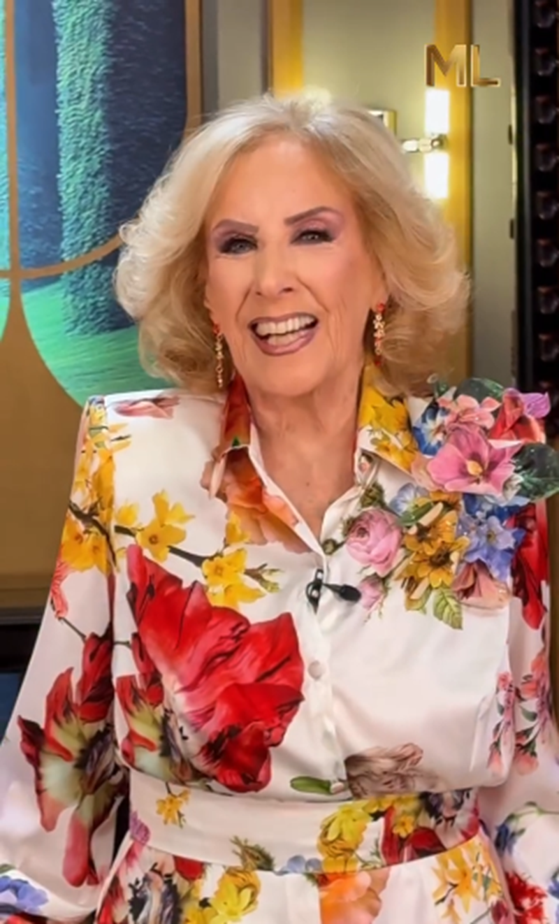 Mirtha Legrand luciendo un conjunto de pantalón y camisa de seda floral | Fuente: Instagram/mirthalegrand