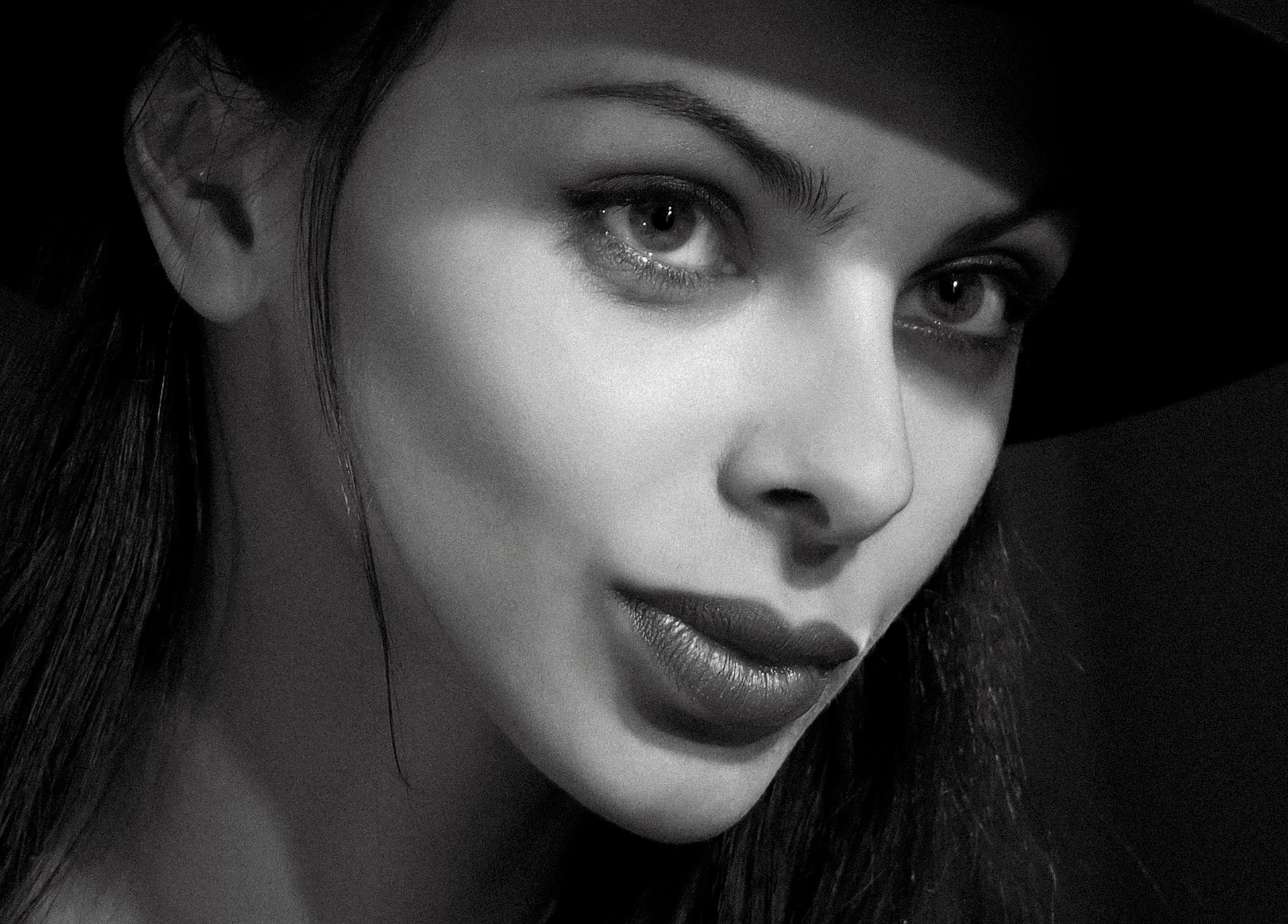 Una mujer furiosa con una mirada decidida | Fuente: Pexels